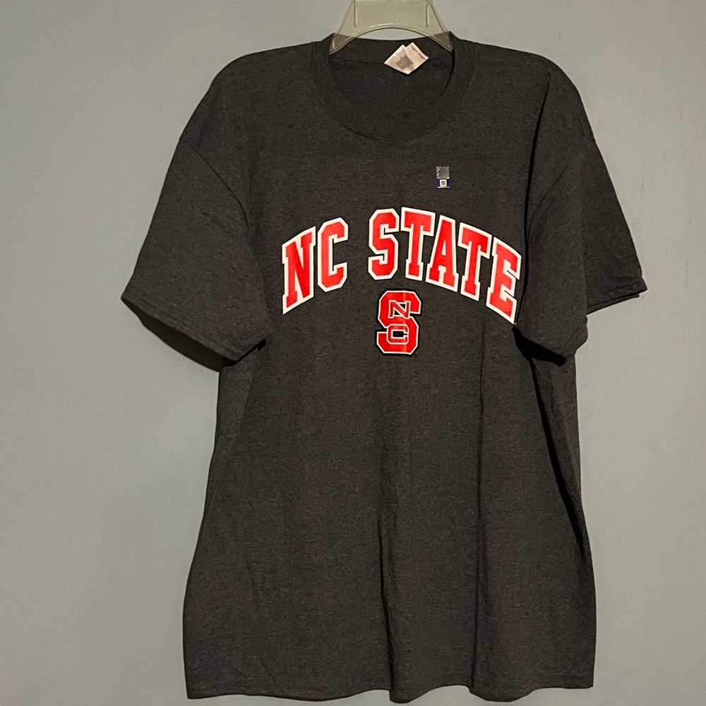 SELLING GILDAN T-SHIRT WITH LOGO NC STATE SIZE XL SHORT SLEEVE COLOR GRAY…